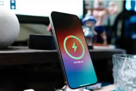 石拐苹果15换屏服务分享用什么充电器给iPhone15充电更好 